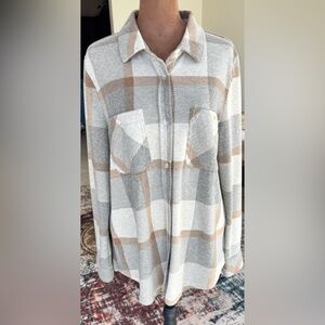 Thread & Style Women’s Gray, Tan and Cream Flannel Button Up shirt.  Size L